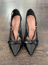 Carica l'immagine nel visualizzatore di Gallery, VICENZA DECOLLETE' IN VERNICE NERA TACCO 9CM FIOCCO
