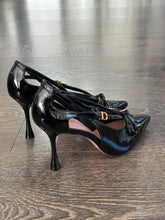 Carica l'immagine nel visualizzatore di Gallery, VICENZA DECOLLETE' IN VERNICE NERA TACCO 9CM FIOCCO