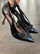 Carica l'immagine nel visualizzatore di Gallery, VICENZA DECOLLETE' IN VERNICE NERA TACCO 9CM FIOCCO