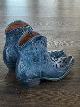 Carica l'immagine nel visualizzatore di Gallery, ZOE TEXANO IN PELLE COLOR JEANS CON INSERTI LAMINATI IN TINTA