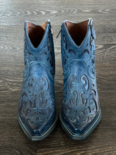 Carica l'immagine nel visualizzatore di Gallery, ZOE TEXANO IN PELLE COLOR JEANS CON INSERTI LAMINATI IN TINTA