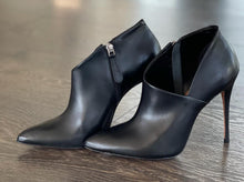 Carica l'immagine nel visualizzatore di Gallery, VICENZA TRONCHETTOIN PELLE COLOR NERO TACCO A SPILO 10,5CM