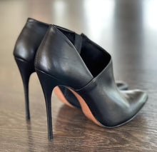 Carica l'immagine nel visualizzatore di Gallery, VICENZA TRONCHETTOIN PELLE COLOR NERO TACCO A SPILO 10,5CM