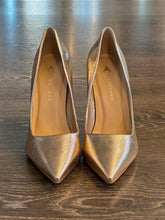 Carica l&#39;immagine nel visualizzatore di Gallery, CARRANO DECOLLETE IN PELLE LAMINATA ORO TACCO 10,5CM  IN ACCIAIO
