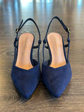 Carica l'immagine nel visualizzatore di Gallery, FRANCESCO MILANO SLINGBACK IN CAMOSCIO BLU  TACCO 8 CM SCOLLO A CUORE
