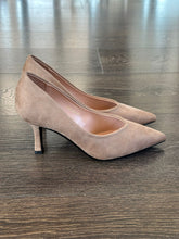 Carica l'immagine nel visualizzatore di Gallery, FRANCESCO MILANO DECOLLETE' IN CAMOSCIO TAUPE  TACCO 8 CM SCOLLO A CUORE
