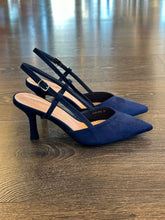 Carica l'immagine nel visualizzatore di Gallery, FRANCESCO MILANO SLINGBACK IN CAMOSCIO BLU  TACCO 8 CM SCOLLO A CUORE
