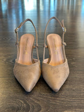 Carica l'immagine nel visualizzatore di Gallery, FRANCESCO MILANO SLINGBACK IN CAMOSCIO TAUPE  TACCO 8 CM SCOLLO A CUORE
