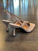 Carica l'immagine nel visualizzatore di Gallery, FRANCESCO MILANO SLINGBACK IN CAMOSCIO TAUPE  TACCO 8 CM SCOLLO A CUORE
