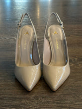 Carica l&#39;immagine nel visualizzatore di Gallery, CARRANO SLINGBACK IN MORBIDA VERNICE GRIGIA TACCO 10,5CM  IN ACCIAIO
