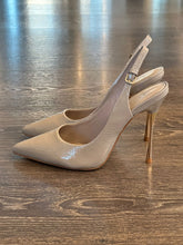 Carica l&#39;immagine nel visualizzatore di Gallery, CARRANO SLINGBACK IN MORBIDA VERNICE GRIGIA TACCO 10,5CM  IN ACCIAIO
