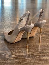 Carica l&#39;immagine nel visualizzatore di Gallery, CARRANO SLINGBACK IN MORBIDA VERNICE GRIGIA TACCO 10,5CM  IN ACCIAIO
