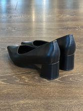 Carica l&#39;immagine nel visualizzatore di Gallery, FRANCESCO MILANO DECOLLETE&#39; PELLE NERA TACCO 5 CM GROSSO
