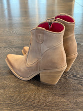 Carica l&#39;immagine nel visualizzatore di Gallery, ZOE TEXANO TACCO 8 CM CROSTA BEIGE

