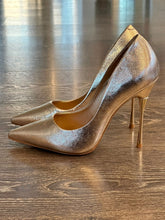 Carica l&#39;immagine nel visualizzatore di Gallery, CARRANO DECOLLETE IN PELLE LAMINATA ORO TACCO 10,5CM  IN ACCIAIO
