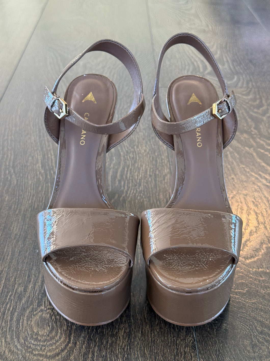 CARRANO SANDALO PLATEAU IN VERNICE MOCHA