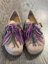 Carica l&#39;immagine nel visualizzatore di Gallery, NAN-kU SCARPA IN CAMOSCIO TAUPE CON FRANGE
