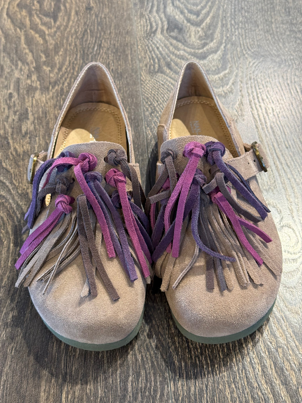 NAN-kU SCARPA IN CAMOSCIO TAUPE CON FRANGE
