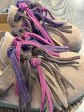 Carica l&#39;immagine nel visualizzatore di Gallery, NAN-kU SCARPA IN CAMOSCIO TAUPE CON FRANGE
