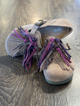 Carica l&#39;immagine nel visualizzatore di Gallery, NAN-kU SCARPA IN CAMOSCIO TAUPE CON FRANGE
