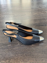 Carica l'immagine nel visualizzatore di Gallery, BRUNO PREMI SLINGBACK IN PELLE NERA TACCO 7 CM CON PUNTA METALLO
