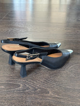 Carica l'immagine nel visualizzatore di Gallery, BRUNO PREMI SLINGBACK IN PELLE NERA TACCO 7 CM CON PUNTA METALLO
