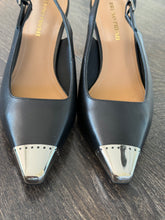 Carica l'immagine nel visualizzatore di Gallery, BRUNO PREMI SLINGBACK IN PELLE NERA TACCO 7 CM CON PUNTA METALLO
