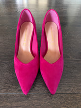 Carica l'immagine nel visualizzatore di Gallery, FRANCESCO MILANO DECOLLETE' IN CAMOSCIO FUXIA  TACCO 8 CM SCOLLO A CUORE

