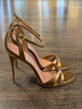 Carica l'immagine nel visualizzatore di Gallery, VICENZA SANDALO IN PELLE LAMINATA BRONZO CON CINTURINO ALLA CAVIGLIA TACCO 11 CM
