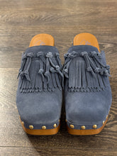 Carica l'immagine nel visualizzatore di Gallery, MISS OLIVIA  SABOT ZOCCOLO FRANGE CAMOSCIO JEANS
