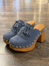 Carica l'immagine nel visualizzatore di Gallery, MISS OLIVIA  SABOT ZOCCOLO FRANGE CAMOSCIO JEANS
