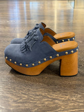 Carica l'immagine nel visualizzatore di Gallery, MISS OLIVIA  SABOT ZOCCOLO FRANGE CAMOSCIO JEANS
