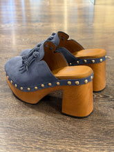 Carica l'immagine nel visualizzatore di Gallery, MISS OLIVIA  SABOT ZOCCOLO FRANGE CAMOSCIO JEANS
