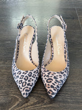 Carica l'immagine nel visualizzatore di Gallery, EMANUELA PASSERI SLINGBACK IN CAMOSCIO STAMPA LEOPARDO
