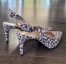 Carica l'immagine nel visualizzatore di Gallery, EMANUELA PASSERI SLINGBACK IN CAMOSCIO STAMPA LEOPARDO
