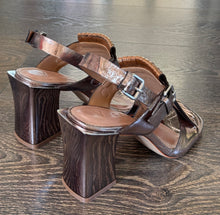 Carica l'immagine nel visualizzatore di Gallery, VICENZA SANDALO LAMINATO INOX  CON FRANGIA ORO ROSA

