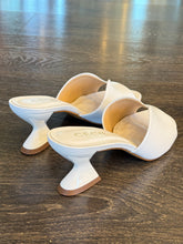 Carica l'immagine nel visualizzatore di Gallery, CECIL  MULE IN PELLE BIANCA TACCO SCULTURA 5 CM

