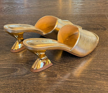 Carica l'immagine nel visualizzatore di Gallery, CECIL  MULE IN PELLE LAMINATA PLATINO TACCO SCULTURA 5 CM
