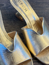 Carica l'immagine nel visualizzatore di Gallery, CECIL  MULE IN PELLE LAMINATA PLATINO TACCO SCULTURA 5 CM
