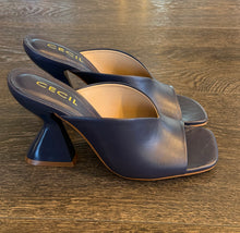 Carica l'immagine nel visualizzatore di Gallery, CECIL MULE IN PELLE BLU TACCO SCULTURA 9 CM
