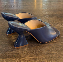 Carica l'immagine nel visualizzatore di Gallery, CECIL MULE IN PELLE BLU TACCO SCULTURA 9 CM
