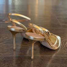 Carica l'immagine nel visualizzatore di Gallery, VICENZA SANDALOIN PELLE ORO CON CINTURINO ALLA CAVIGLIA TACCO 8,5 CM

