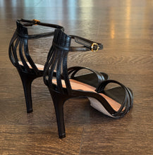 Carica l'immagine nel visualizzatore di Gallery, VICENZA SANDALO IN PELLE NERA TACCO 8,5 CM TALLONE
