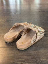 Carica l'immagine nel visualizzatore di Gallery, EKP SABOT IN PELLE INTRECCIATA BEIGE-PLATINO
