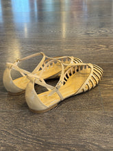 Carica l&#39;immagine nel visualizzatore di Gallery, CECIL SANDALO RAGNO VERNICE BEIGE
