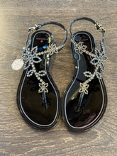 Carica l'immagine nel visualizzatore di Gallery, MENGHI SANDALO INFRADITO NERO"CAVIGLIERA" IN GOMMA CON SWAROVSKI MADE IN ITALY
