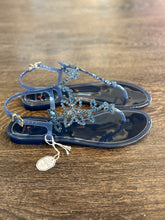 Carica l&#39;immagine nel visualizzatore di Gallery, MENGHI SANDALO DEEP(BLU) INFRADITO &quot;CAVIGLIERA&quot; IN GOMMA CON SWAROVSKI
