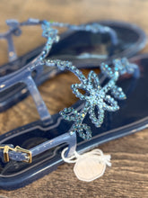 Carica l&#39;immagine nel visualizzatore di Gallery, MENGHI SANDALO DEEP(BLU) INFRADITO &quot;CAVIGLIERA&quot; IN GOMMA CON SWAROVSKI
