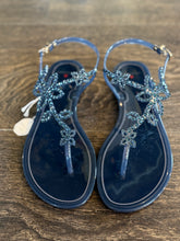 Carica l&#39;immagine nel visualizzatore di Gallery, MENGHI SANDALO DEEP(BLU) INFRADITO &quot;CAVIGLIERA&quot; IN GOMMA CON SWAROVSKI
