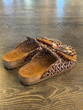 Carica l'immagine nel visualizzatore di Gallery, EKP SABOT IN PELLE INTRECCIATA LAMINATA BRONZO+ORO ROSA
